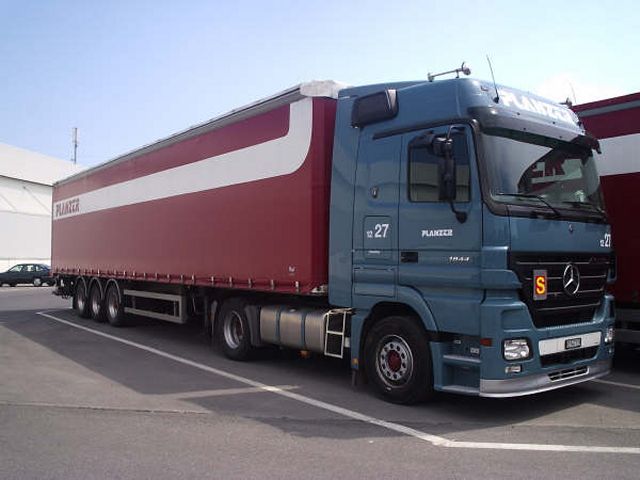 MB-Actros-1844-MP2-Planzer-Junco-301105-04.jpg - Hugo Junco
