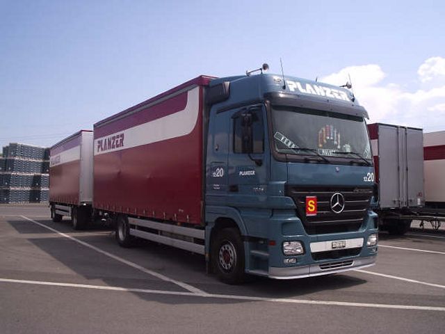 MB-Actros-1844-MP2-Planzer-Junco-301105-10.jpg - Hugo Junco
