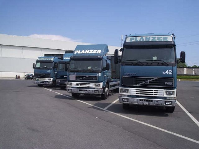 Volvo-FH12-FM7-Planzer-Junco-301105-01.jpg - Hugo Junco