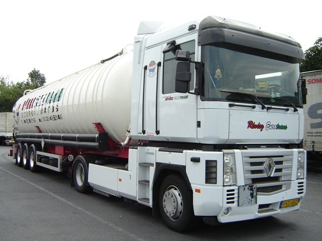 Renault-Magnum-Revesz-Linhardt-040806-01.jpg - N. Linhardt