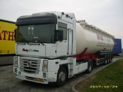 Renault-Magnum-440-Revesz-Kovacs-230207-01