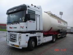 Renault-Magnum-Revesz-Kovacs-051005-01