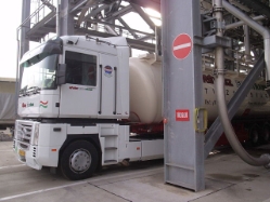 Renault-Magnum-Revesz-Lajos-040307-05