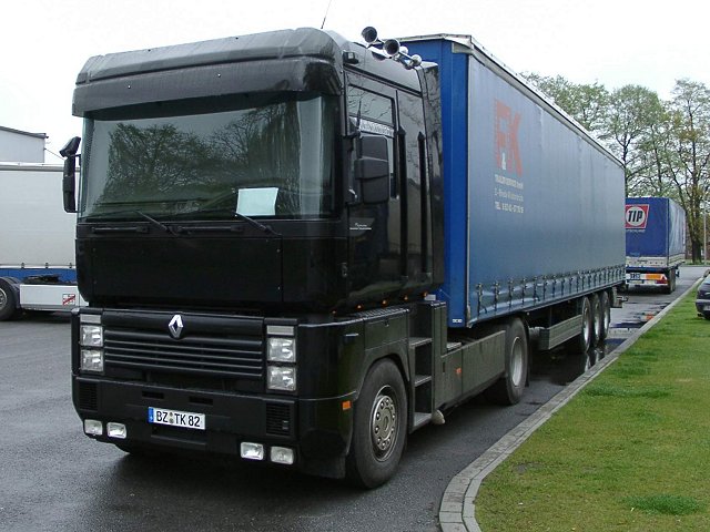 Renault-Magnum-PLSZ-schwarz-blau-Ris-(Willann)-0104-1.jpg