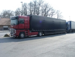 Renault-Magnum-PLSZ-rot-schwarz-Ris-(Willann)-0104-1