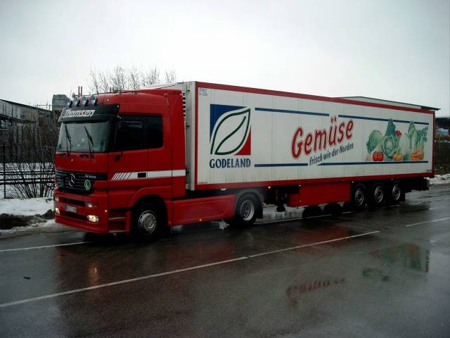 MB-Actros-Thomsen-rot-Kolmorgen-120305-01.jpg - D. Kolmorgen
