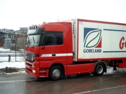MB-Actros-Thomsen-rot-Kolmorgen-120305-02