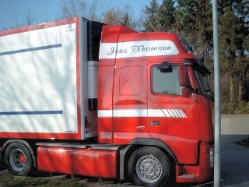 Volvo-FH12-420-Thomsen-rot-Kolmorgen-100205-03