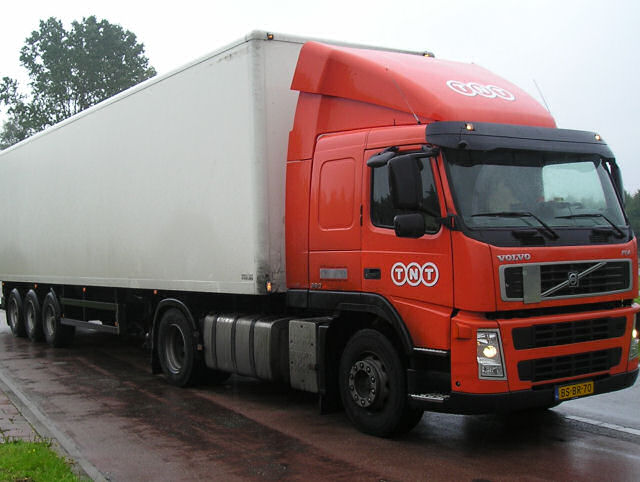 Volvo-FM9-380-TNT-AWolters-041106-01.jpg - A. Wolters