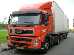 Volvo-FM9-380-TNT-AWolters-041106-02