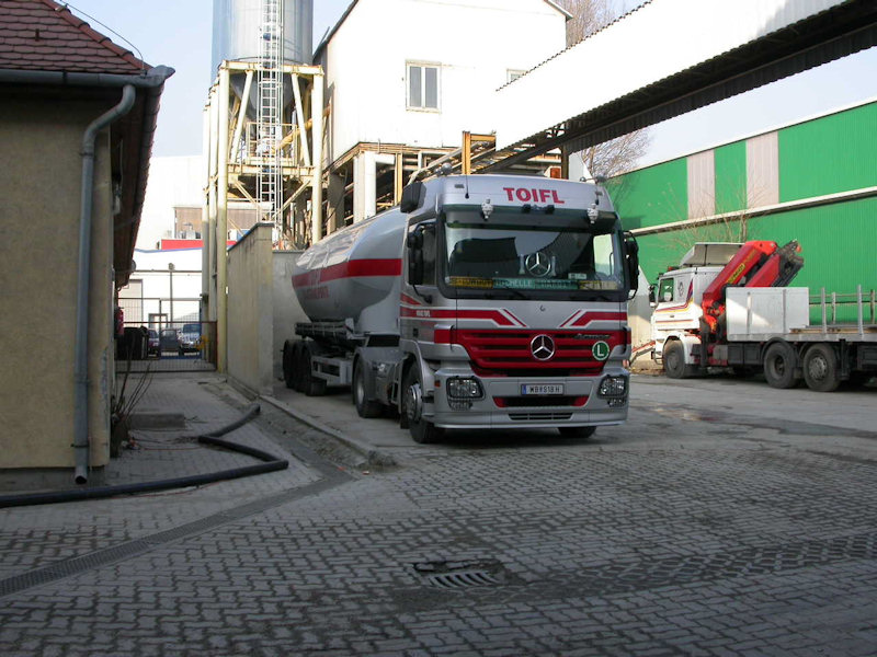 MB-Actros-MP2-1844-Toifl-Palischek-060408-01.jpg