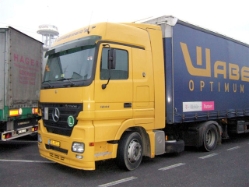 MB-Actros-MP2-1844-Waberers-Fustinoni-060507-02